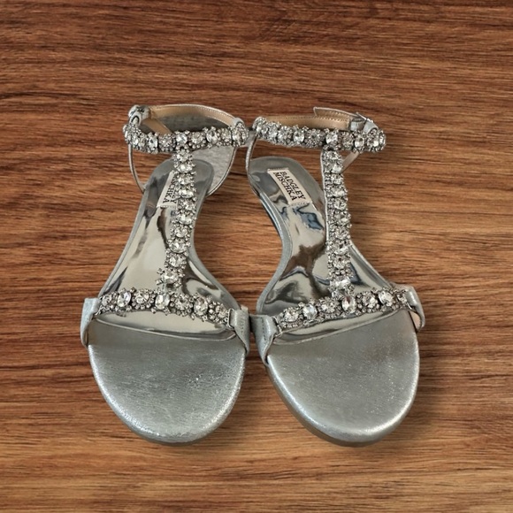 Women’s BADGLEY MISCHKA Silver T-Strap Yadira Wedge Leather Sandals, SZ. 6. - Picture 2 of 13